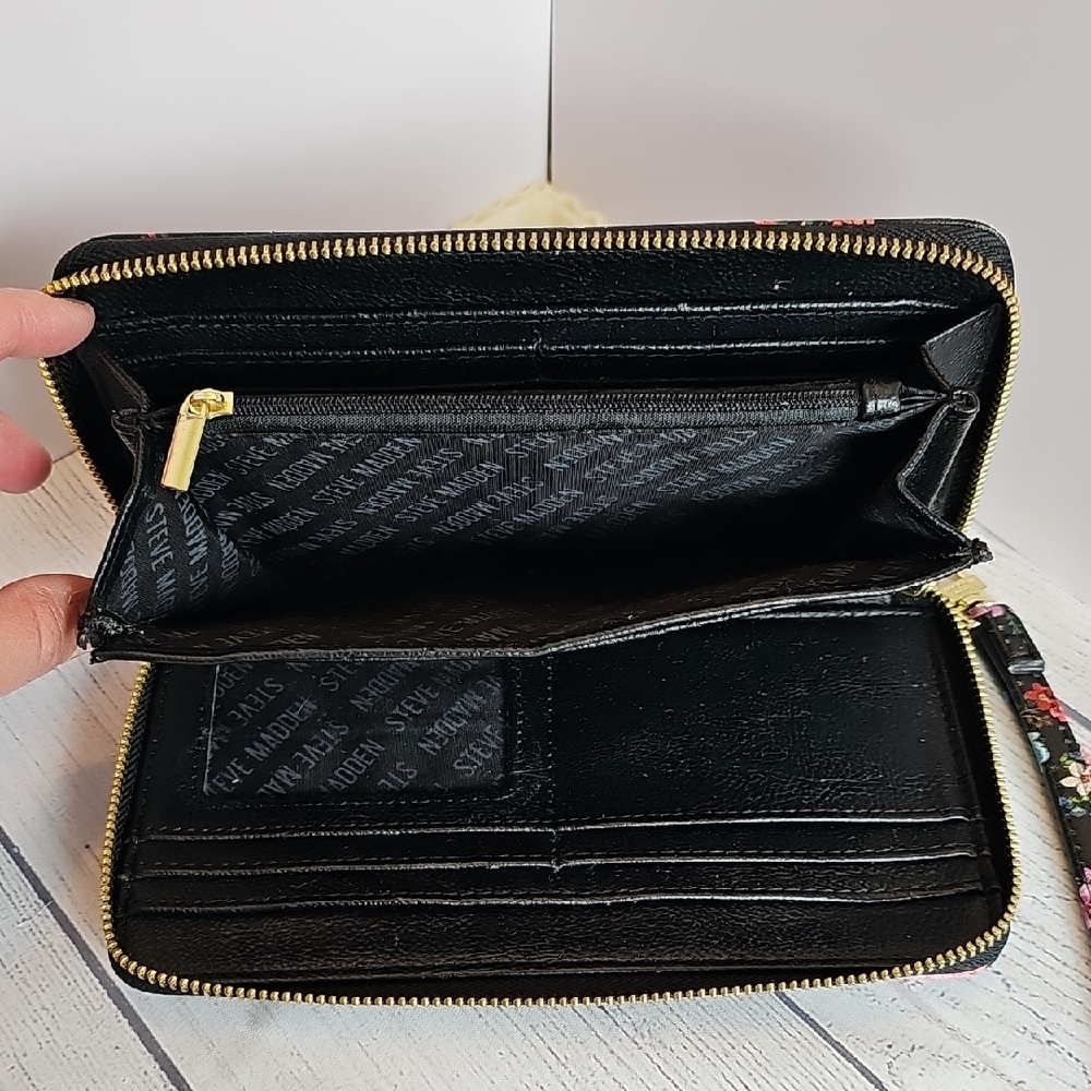 Steve Madden Black Floral Zip Around Wallet/Wristlet - Picture 10 of 12